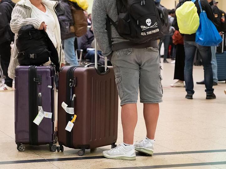 Ratlose Reisende: Wegen umgestürzter Bäume auf den Gleisen waren unter anderem die Verbindungen Hannover-Göttingen und Hannover-Uelzen gesperrt.