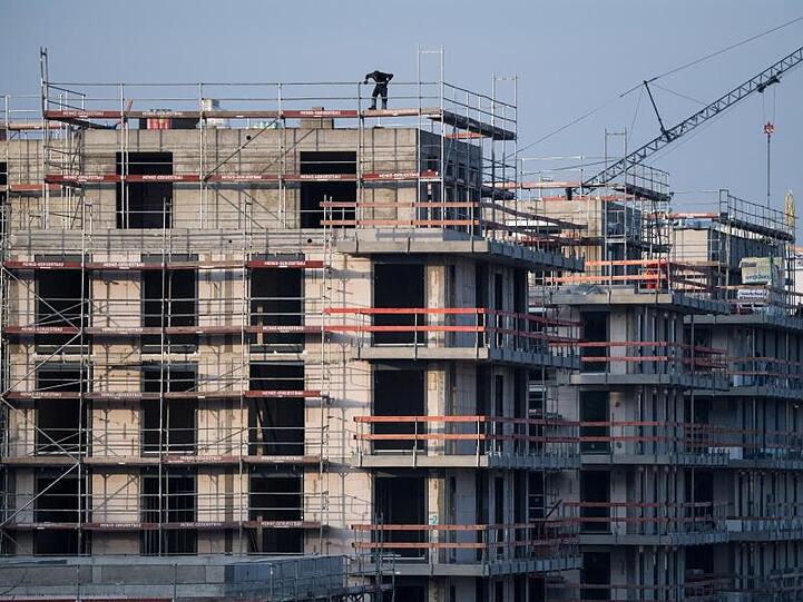 Ein Baugerüst steht an einem Rohbau von Neubau-Wohnungen in Berlin-Schöneberg. Der Wohnungsbau in Deutschland hat 2019 den höchsten Stand seit 2001 erreicht.