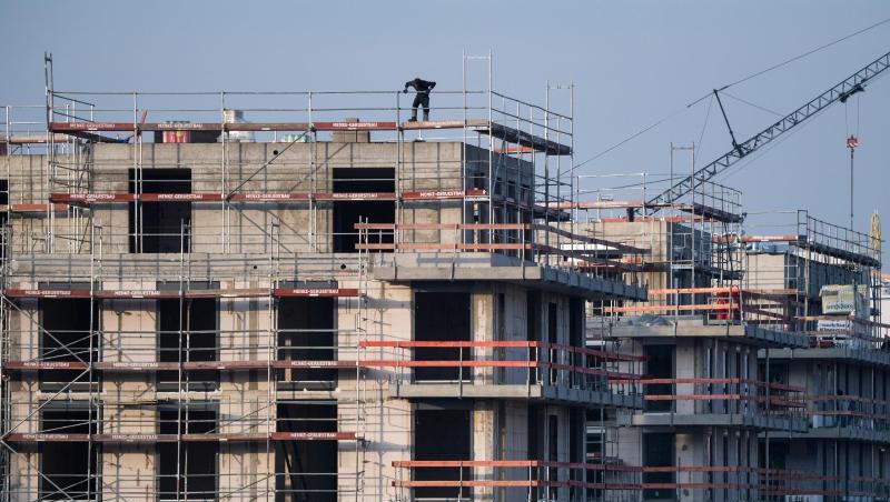 Ein Baugerüst steht an einem Rohbau von Neubau-Wohnungen in Berlin-Schöneberg. Der Wohnungsbau in Deutschland hat 2019 den höchsten Stand seit 2001 erreicht. Ein Baugerüst steht an einem Rohbau von Neubau-Wohnungen in Berlin-Schöneberg. Der Wohnungsbau in Deutschland hat 2019 den höchsten Stand seit 2001 erreicht.