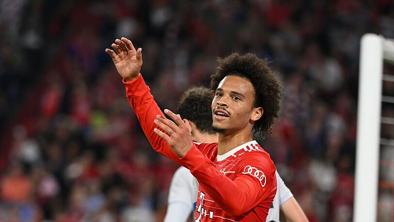 Bayern Münchens Leroy Sané reagiert während eines Spiels.