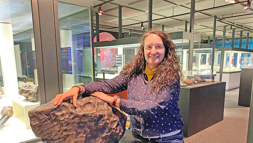 Melanie Kaliwoda ist stellvertretende Direktorin des Museums Mineralogia. Hier zeigt sie den Gibeon-Meteorit, er wiegt 285 Kilo. Melanie Kaliwoda ist stellvertretende Direktorin des Museums Mineralogia. Hier zeigt sie den Gibeon-Meteorit, er wiegt 285 Kilo.