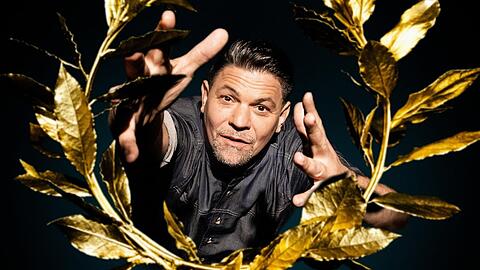 Tim Mälzer feiert die zehnte Staffel von "Kitchen Impossible", die Vox ab 27. April zeigt.