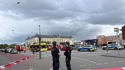 Der Hamburger Hauptbahnhof ist nach dem Messerangriff weiträumig abgesperrt.