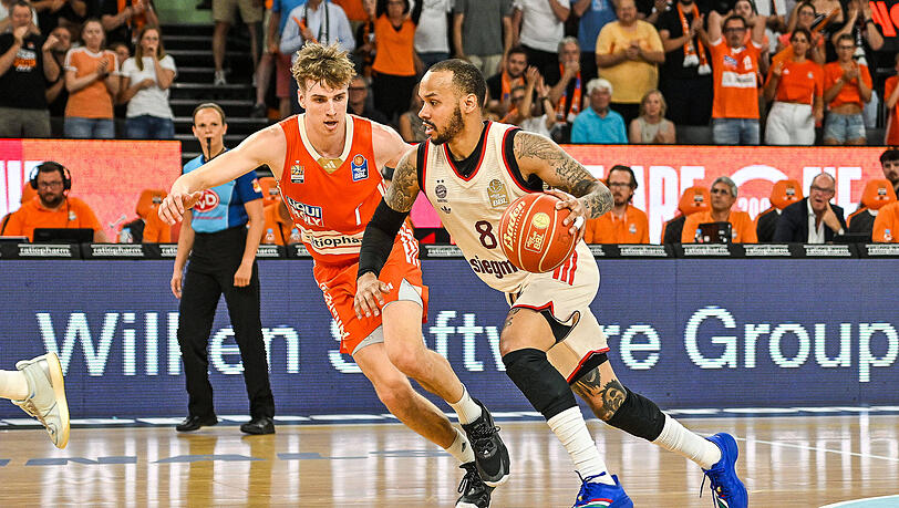 Die Bayern-Basketballer laufen dem Final-K.o. davon, wie hier Shabazz Napier (r.) gegen Ulms Tobias Brahe Jensen. Der Meistertitel wird jetzt am Donnerstag in Olympiapark vergeben.
