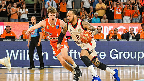 Die Bayern-Basketballer laufen dem Final-K.o. davon, wie hier Shabazz Napier (r.) gegen Ulms Tobias Brahe Jensen. Der Meistertitel wird jetzt am Donnerstag in Olympiapark vergeben.