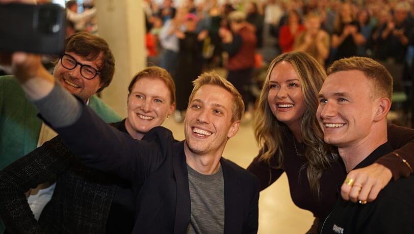 Erst die Party, dann ein komplizierter Wahlkampf: Dominik Krause mit den Partei- und Fraktionsvorderen bei der Aufstellungsversammlung.