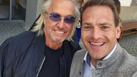 Selfie in F&uuml;ssen: TV-Unternehmer Robert Geiss und B&uuml;rgermeister Maximilian Eichstetter zusammen im Allg&auml;u.