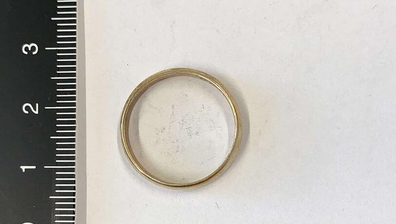 Anhand der eingravierten Hochzeitsdaten auf den Ringen sucht die Polizei nach den Besitzerinnen und Besitzern.