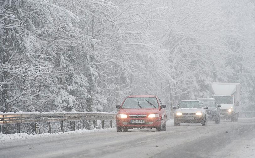 Für die Autofahrer bedeutet der Wintereinbruch vor allem eines: viel Zeit mitbringen.