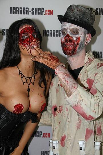 Micaela Schäfer als Nackt-Zombie