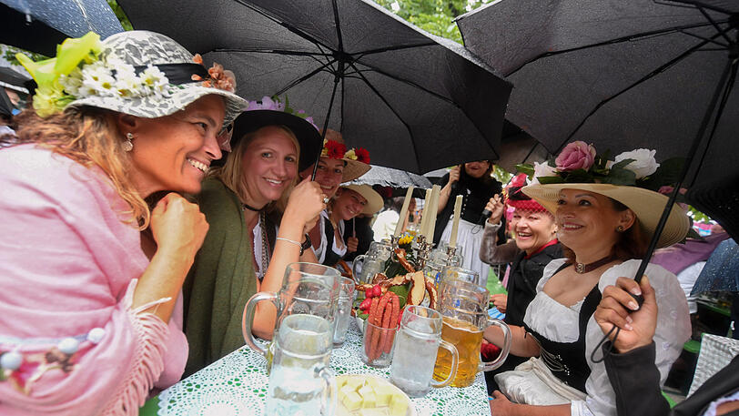Tausende trotzten am Sonntag dem Regen und kamen zum Kocherlball.