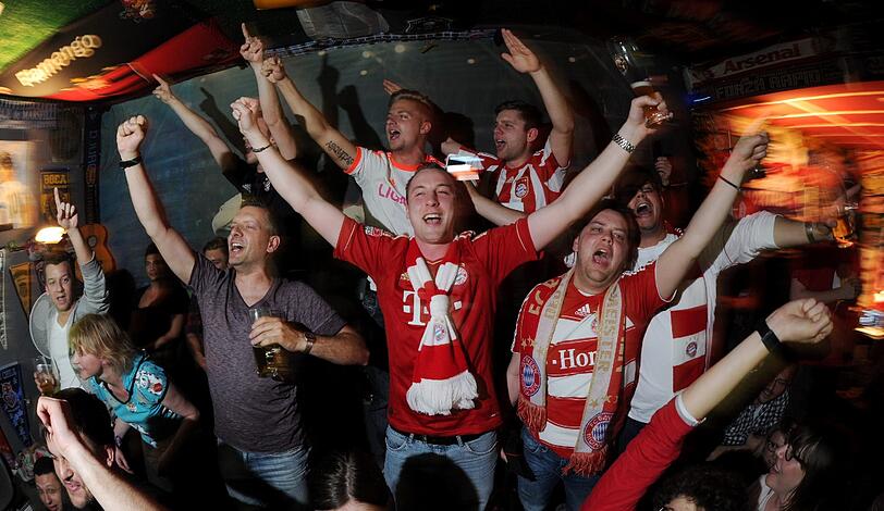 Ausgelassene Freude über den Finaleinzug in der Kneipe "Stadion an der Schleißheimer Straße"