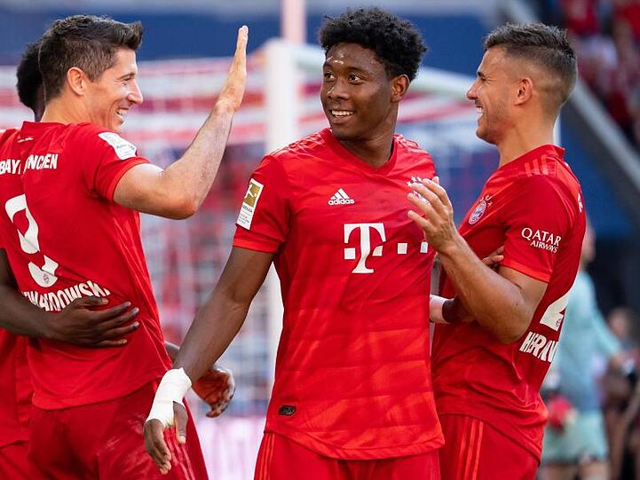 David Alaba (M.) steht dem FC Bayern wieder zur Verfügung.