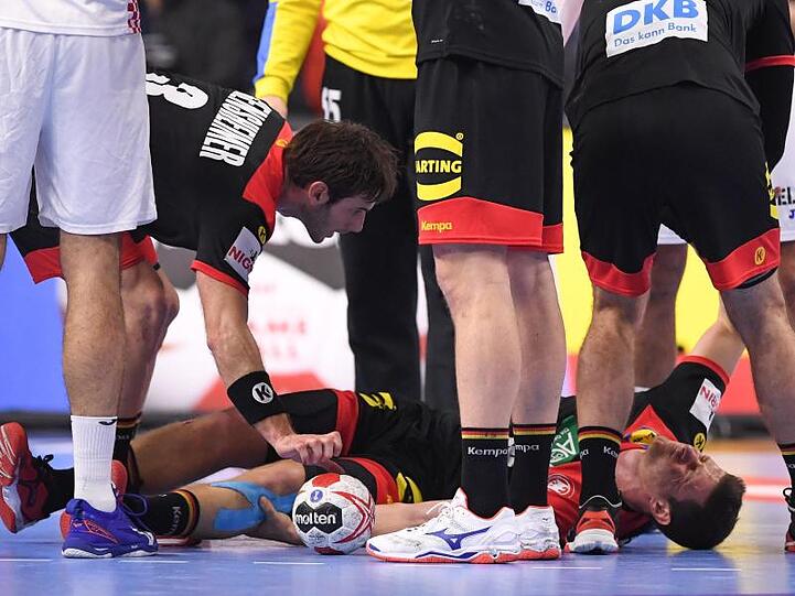 Martin Strobel liegt verletzt am Boden und muss ins Krankenhaus gebracht werden.