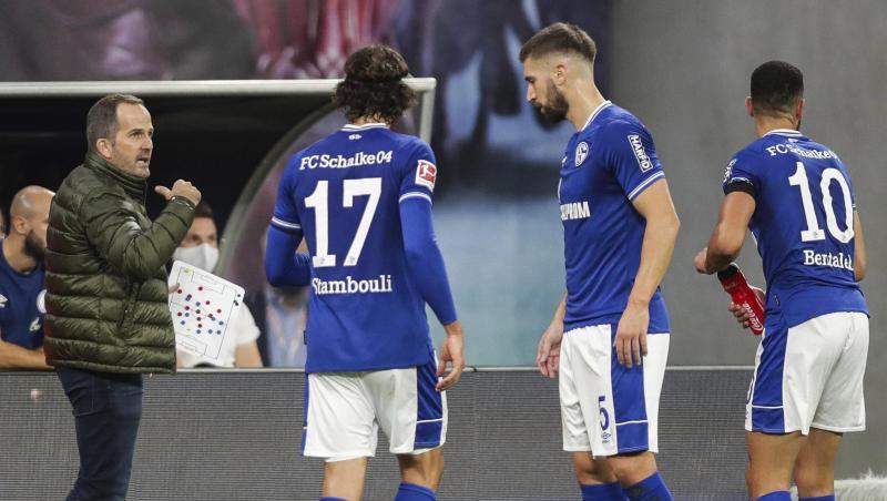Muss beim FC Schalke 04 für neues Selbstvertrauen sorgen: Trainer Manuel Baum (l) spricht an der Seitenlinie zu den Spielern.