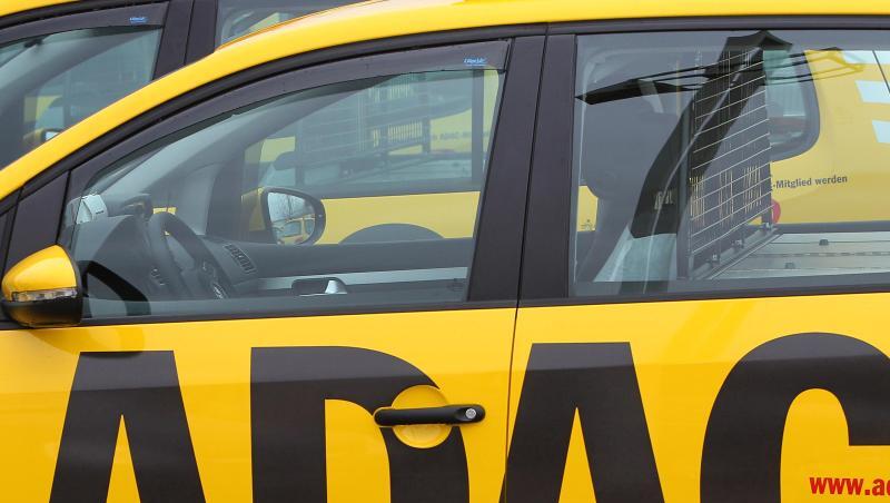 Fahrzeuge der ADAC-Pannenhilfe.