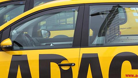 Fahrzeuge der ADAC-Pannenhilfe.