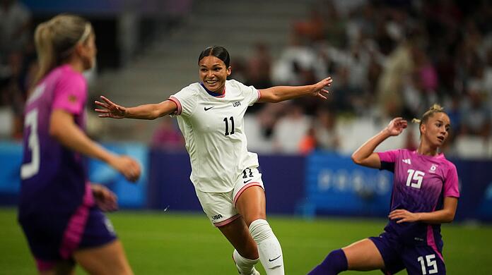 Giulia Gwinn (rechts) kommt zu sp&auml;t