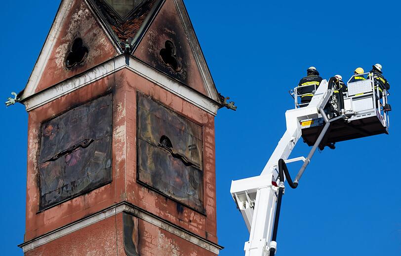 Das Feuer hat den Turm des Seniorenheims beschädigt.