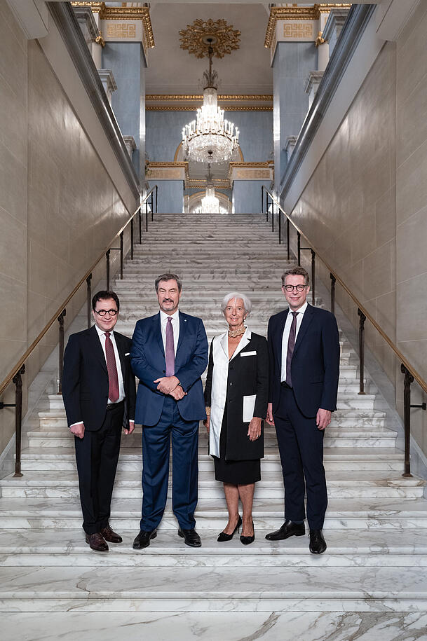 Gruppenbild mit Dame: Serge Dorny, Christine Lagarde, Markus Söder und Markus Blume im Treppenhaus des Nationaltheaters. Gruppenbild mit Dame: Serge Dorny, Christine Lagarde, Markus Söder und Markus Blume im Treppenhaus des Nationaltheaters.