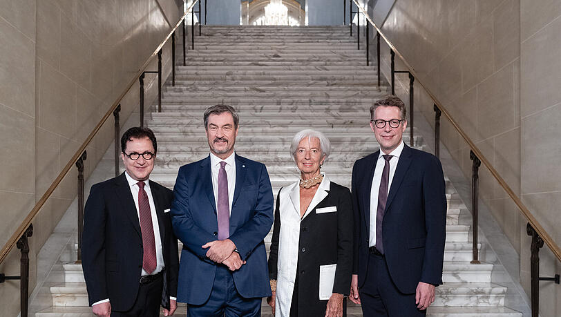 Gruppenbild mit Dame: Serge Dorny, Christine Lagarde, Markus Söder und Markus Blume im Treppenhaus des Nationaltheaters. Gruppenbild mit Dame: Serge Dorny, Christine Lagarde, Markus Söder und Markus Blume im Treppenhaus des Nationaltheaters.