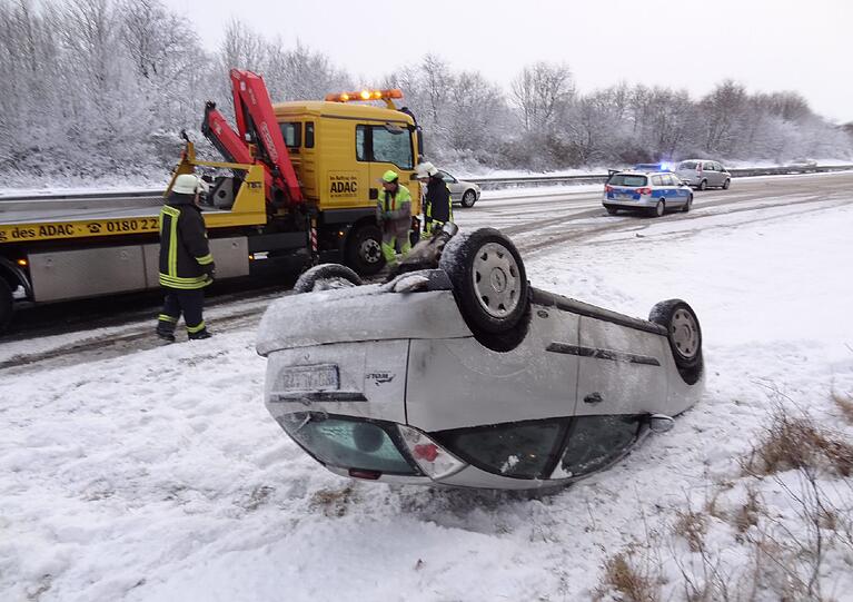 Einsatzkräfte sichern eine Unfallstelle auf der Autobahn A7 bei Hamburg...
