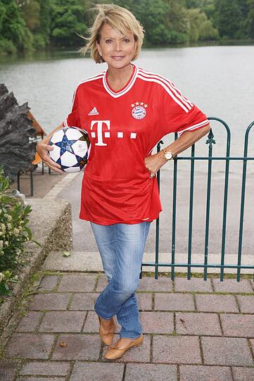 USCHI GLAS, Schauspielerin: "Ich bin großer FC Bayern-Fan und hoffe, dass wir am Samstag schnell mit den Dreharbeiten fertig sind und ich so rechtzeitig daheim vorm Fernseher bin, um das Finale mit meinem Mann und Freunden schauen zu können. Das wird das heißeste Spiel überhaupt! Zwei deutsche Mannschaften treffen im England aufeinander - wann gibt's so etwas mal? Ich freu mich jedenfalls schon tierisch und tippe 3:1 für Bayern. Ich könnte noch viel optimistischer sein, weil die Bayern wirklich in Top-Form sind. Aber ich gebe diesen vorsichtigen Tipp auch aus Respekt vor Dortmund ab. Man steckt im Fußball ja nie drin, aber dass Bayern gewinnt - das ist doch wohl logisch!"