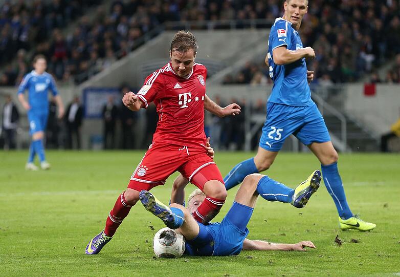 Im Kampf um den Ball gegen Hoffenheims Kapitän Beck: Bayerns Mario Götze. Foto: sampics/AK