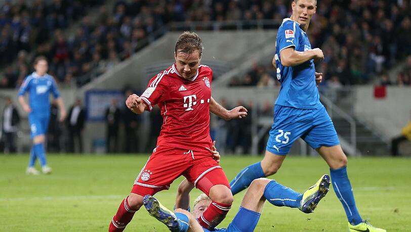 Im Kampf um den Ball gegen Hoffenheims Kapitän Beck: Bayerns Mario Götze. Foto: sampics/AK Im Kampf um den Ball gegen Hoffenheims Kapitän Beck: Bayerns Mario Götze. Foto: sampics/AK