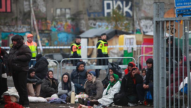 Schweden ist bereits über seine Aufnahme- und Belastungsgrenzen hinaus und fordert eine EU-weite Umverteilung von Flüchtlingen. Schweden ist bereits über seine Aufnahme- und Belastungsgrenzen hinaus und fordert eine EU-weite Umverteilung von Flüchtlingen.