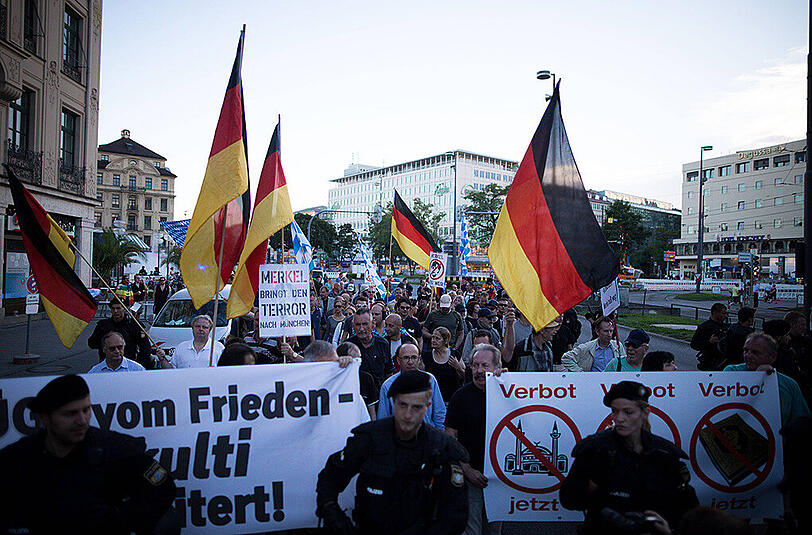 Am Montagabend fand die Pegida-Kundgebung am Stachus statt. Es kam dabei auch zu einer Gegendemonstration. Die Polizei musste eingreifen. Die Bilder.