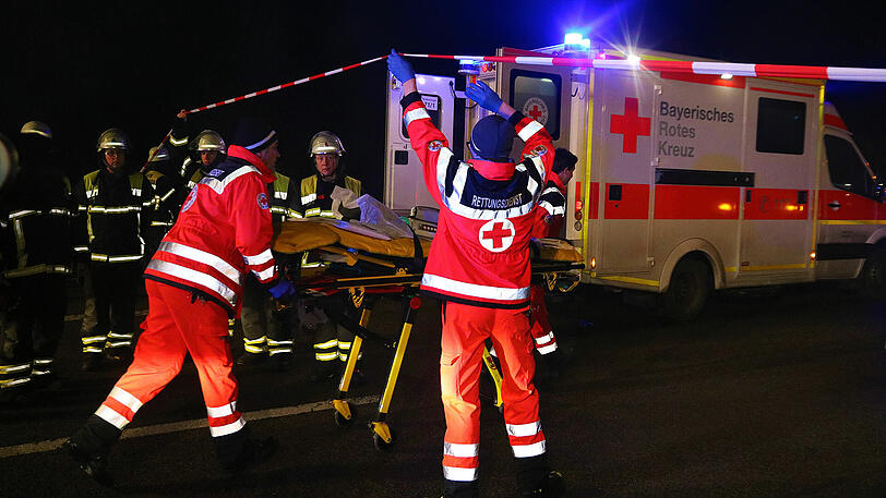 Im Nebel sind auf der A7 im Allgäu mehrere Autos ineinander gerast. Sechs Menschen starben. Die Bilder von der Unfallstelle.