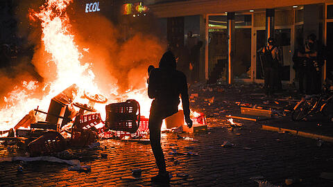 Schockierende Bilder vom Freitagabend: Marodierende Chaoten streifen durch das Hamburger Schanzenviertel, zünden Barrikaden an, randalieren und verbreiten Gewalt.