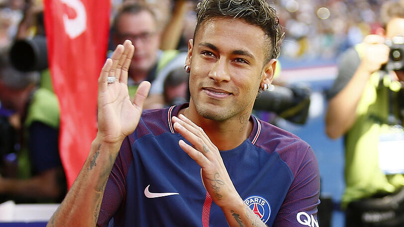 Neymar Jr. bei seiner Präsentation im Trikot von Paris Saint Germain.