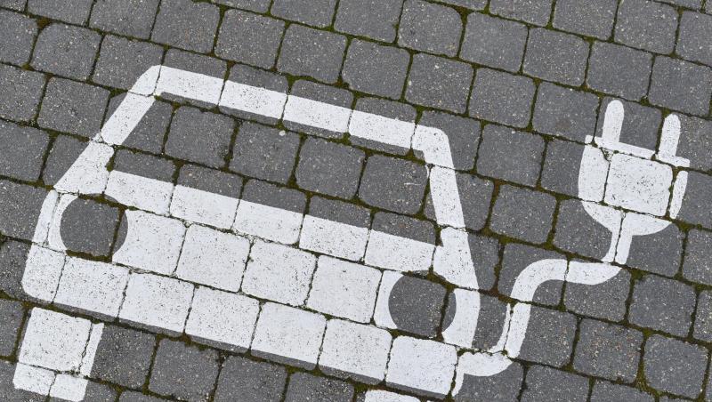 Ein Piktogramm zeigt einen Elektrofahrzeug-Parkplatz. Die Nachfrage nach Elektroautos und Hybriden in Deutschland ist deutlich gestiegen. Ein Piktogramm zeigt einen Elektrofahrzeug-Parkplatz. Die Nachfrage nach Elektroautos und Hybriden in Deutschland ist deutlich gestiegen.