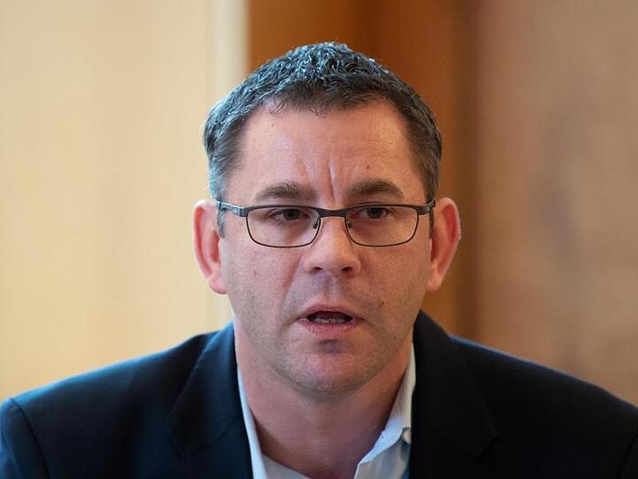 Wiesbadens ehemaliger Oberbürgermeister Sven Gerich spricht bei einer Pressekonferenz. Foto: Silas Stein/dpa/Archivbild