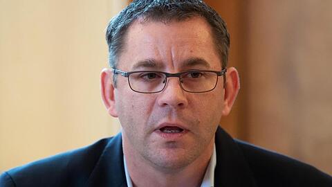 Wiesbadens ehemaliger Oberbürgermeister Sven Gerich spricht bei einer Pressekonferenz. Foto: Silas Stein/dpa/Archivbild