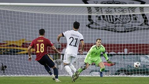 Spaniens Ferran Torres (l) erzielt das Tor zum 5:0 gegen Deutschlands Torhüter Manuel Neuer.