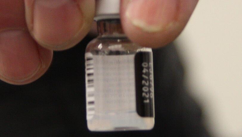 Für viele ein Fläschchen Hoffnung - enthalten ist der von den Firmen Biontech und Pfizer entwickelte Impfstoff. Für viele ein Fläschchen Hoffnung - enthalten ist der von den Firmen Biontech und Pfizer entwickelte Impfstoff.