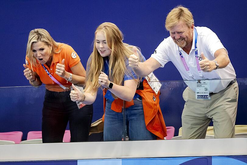 Königin Maxima, Prinzessin Amalia und König Willem-Alexander stehen auch beim Wasserpolo auf der Tribüne.