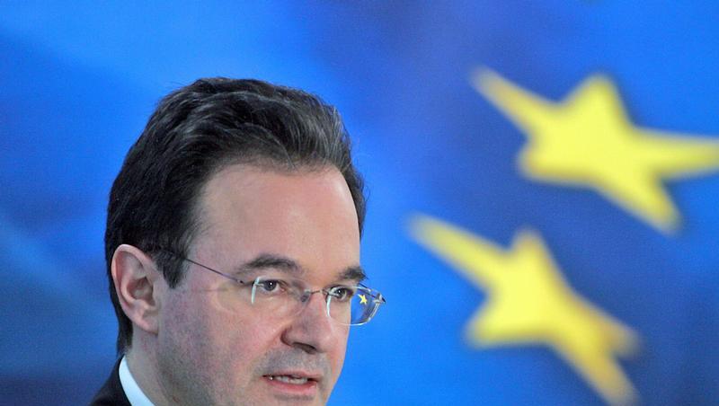 Laut Griechenlands Finanzminister Giorgos Papakonstantinou soll das Haushaltsdefizit bis 2014 von derzeit 13,6 auf 3 Prozent reduziert werden. Laut Griechenlands Finanzminister Giorgos Papakonstantinou soll das Haushaltsdefizit bis 2014 von derzeit 13,6 auf 3 Prozent reduziert werden.