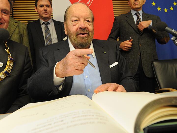 2011 trägt sich Bud Spencer in Schwäbisch Gmünd in das Goldene Buch der Stadt ein.
