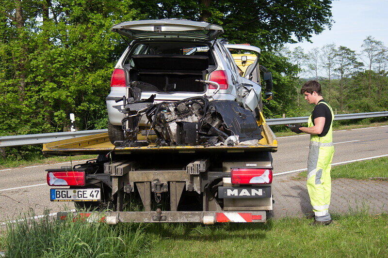 Schwer vorstellbar, dass der Fahrer dieses Wagens nahezu unverletzt blieb. Die Bilder vom Unfallort.