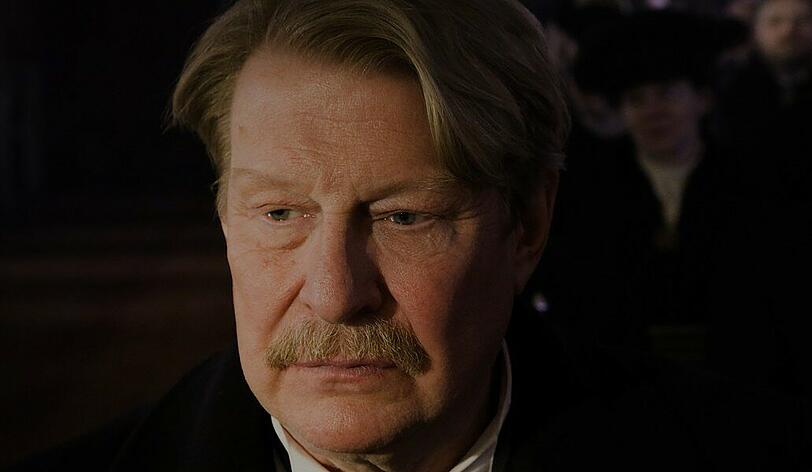 Rolf Lassgaard in der Romanverfilmung "Das Löwenmädchen". Der Coming-of-Age Film nach dem gleichnamigen Roman Erik Fosnes Hansen kommt am 14. September ins Kino.