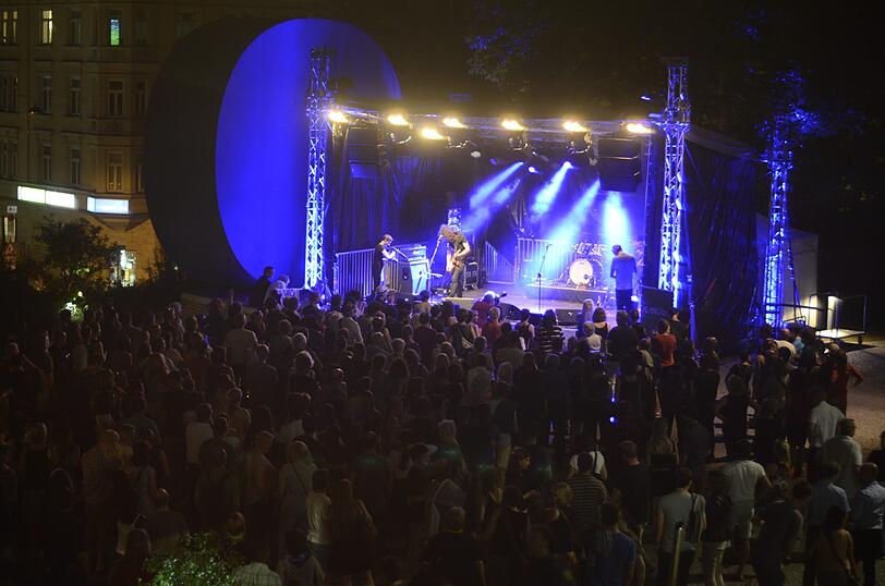 Auch auf der Open-Air-Bühne spielen die Bands bis spät in die Nacht.