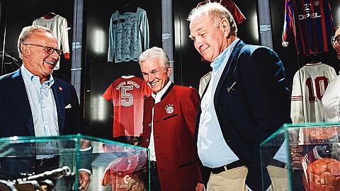 Erfolgstrio: Heynckes, Rummenigge und Präsident Uli Hoeneß (r.) blicken auf eine Torjägerkanone des Ex-Stürmers Jupp.