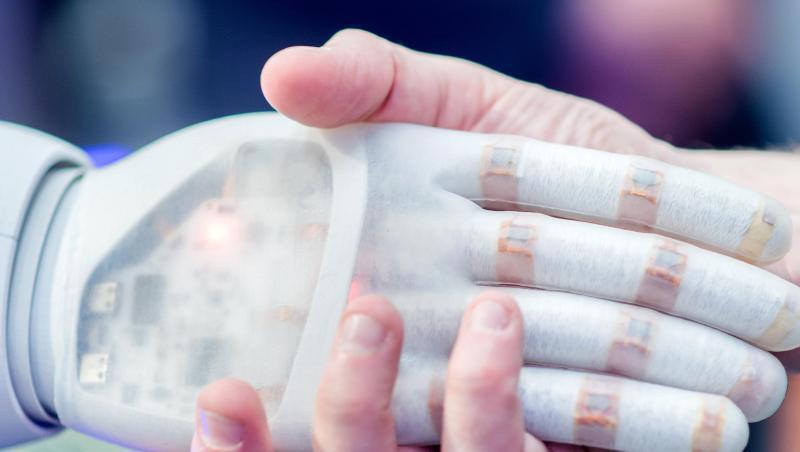 Handschlag mit einem bionischen Roboter. 42 Staaten haben sich auf erste Grundsätze für den Umgang mit künstlicher Intelligenz verständigt. Handschlag mit einem bionischen Roboter. 42 Staaten haben sich auf erste Grundsätze für den Umgang mit künstlicher Intelligenz verständigt.