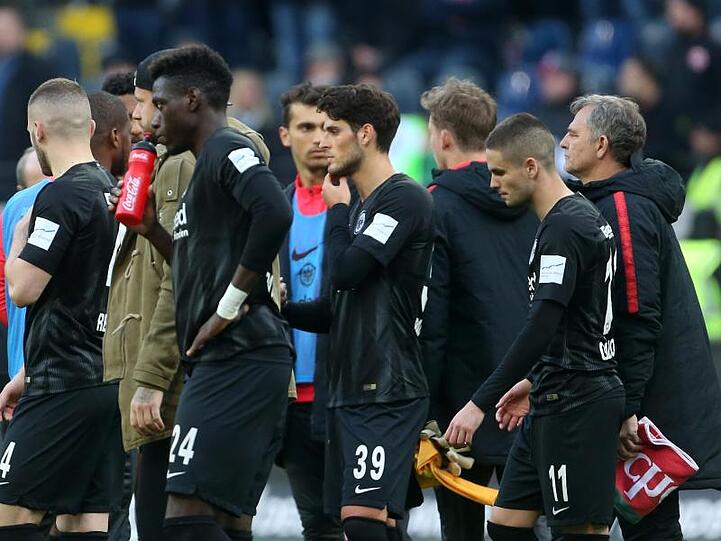 Nach der 0:2-Heimpleite schleichen die Eintracht-Spieler enttäuscht vom Platz.