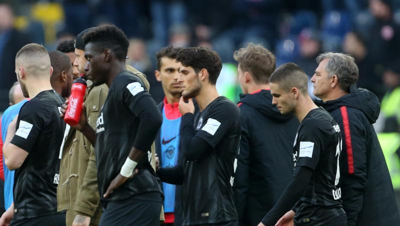 Nach der 0:2-Heimpleite schleichen die Eintracht-Spieler enttäuscht vom Platz. Nach der 0:2-Heimpleite schleichen die Eintracht-Spieler enttäuscht vom Platz.
