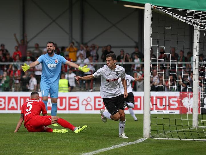 Verls Ron Schallenberg (r.) feiert seinen Treffer zum 2:0 gegen Marek Suchy (l.) und Torwart Tomas Koubek aus Augsburg. Foto: Friso Gentsch